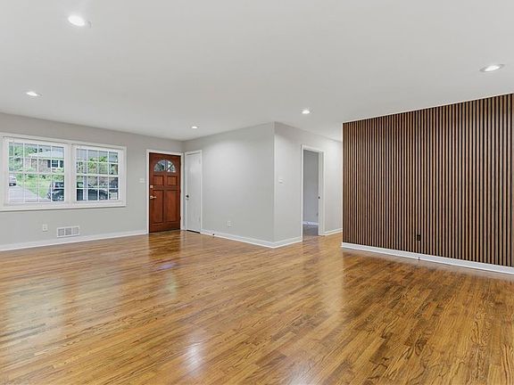 5th image of 1063 Seville Dr