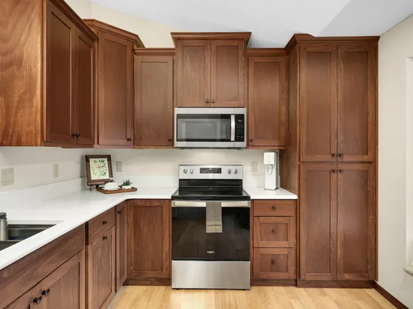 11040 Oregon Curv, Bloomington, MN 55438