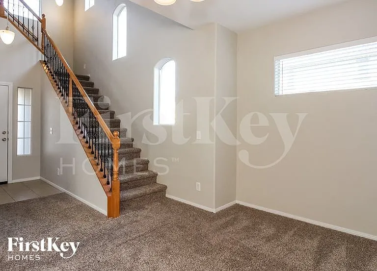 10552 Lessona St — Photo 3