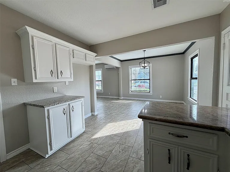 1214 W 5th St — Photo 13