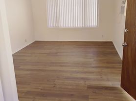 2239 N. Catalina Street, 6