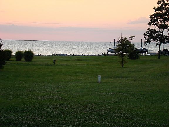 Bay view at sunset : Relax on your deck or porch and toast the amazing sunsets.