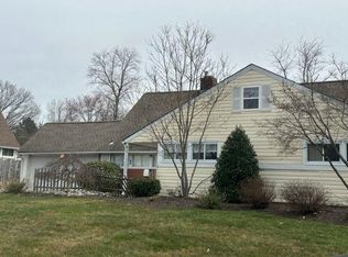 8 Fountain Rd, Levittown, PA 19056