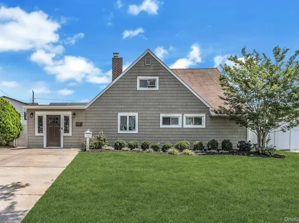 31 Martin Lane, Westbury, NY 11590