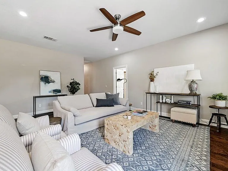 200 Oak Hollow Ln — Photo 16