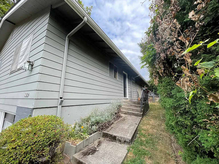 6908 SW 5th Ave — Photo 1