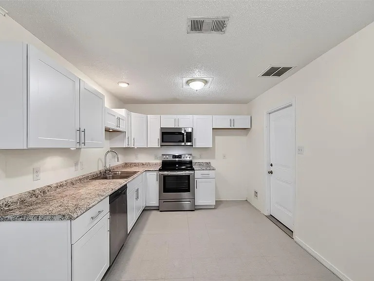 15022 Chipman Ln — Photo 19