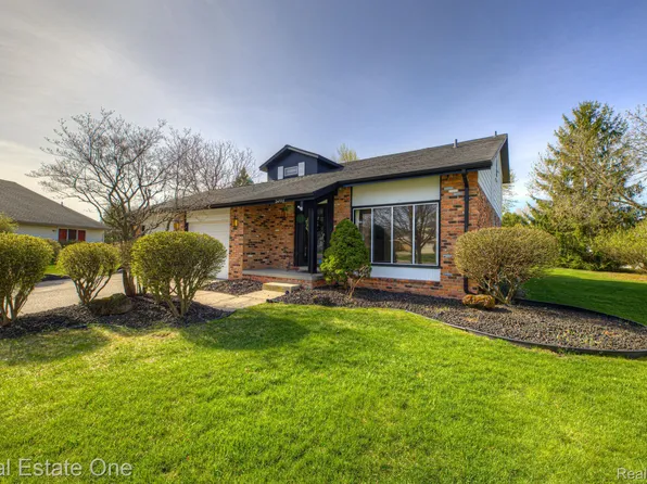 24705 Apple Crest Dr, Novi, MI 48375