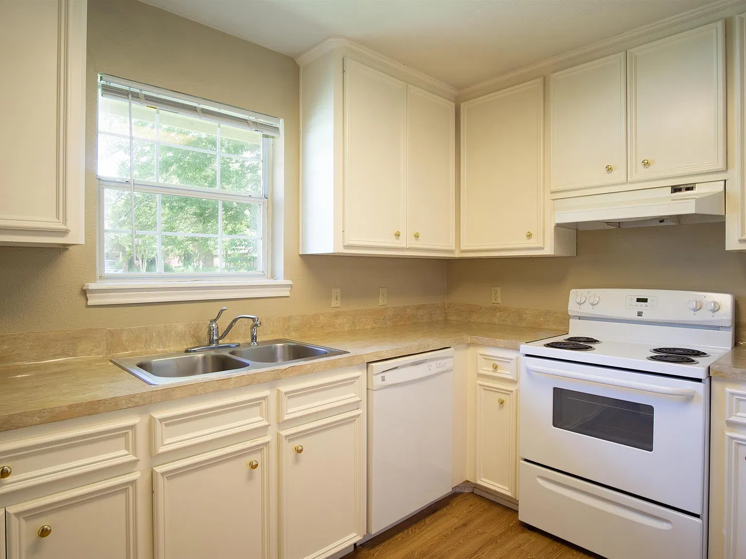 1200 Bayou Woods — Photo 1