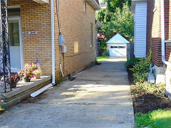 3rd image of 3030 Brentwood Ave
