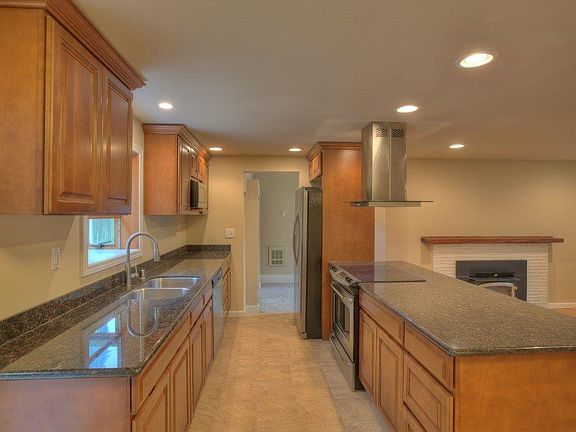 3rd image of 805 NE 194th St