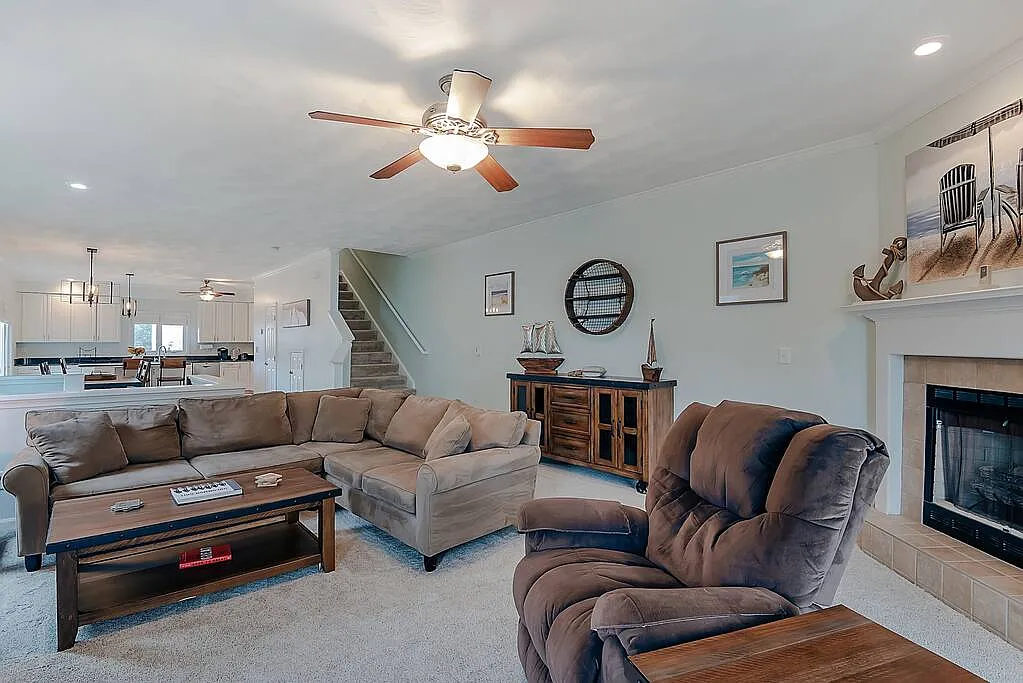 3 bed, 2356 sqft, $4,650 — Photo 3