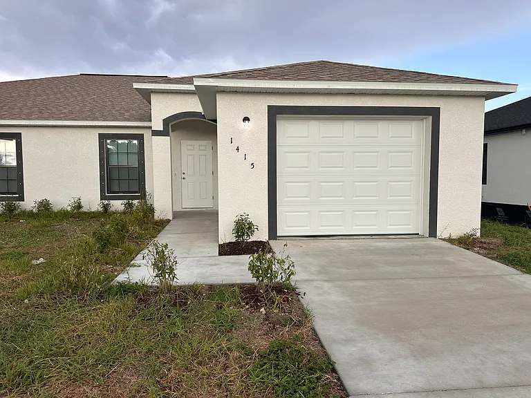 1415 NE 8th Pl — Photo 1