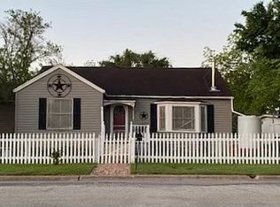 990 E Houston St, Giddings, TX 78942