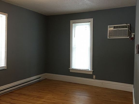2nd image of 652 Oakdale Ave #1
