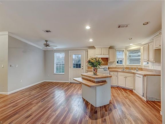 3rd image of 8406 Everhart Dr