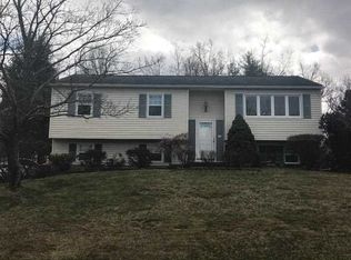 28 Macintosh Ln, Wappingers Falls, NY 12590
