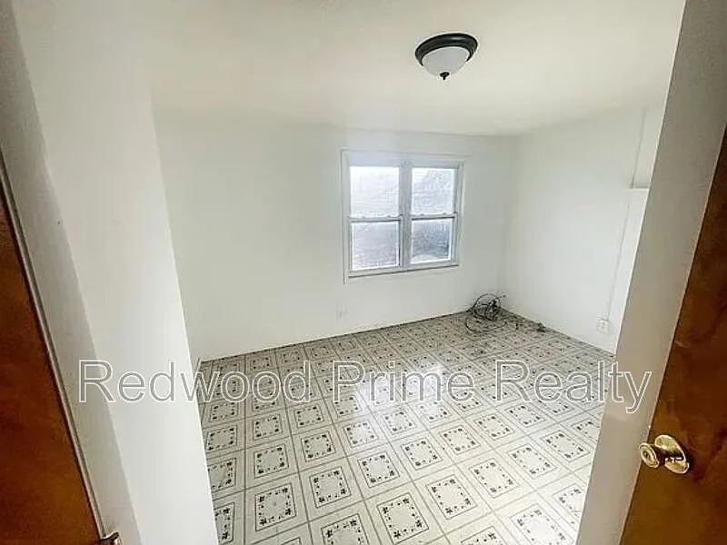 3 bed, 1.0 bath, $900 — Photo 2