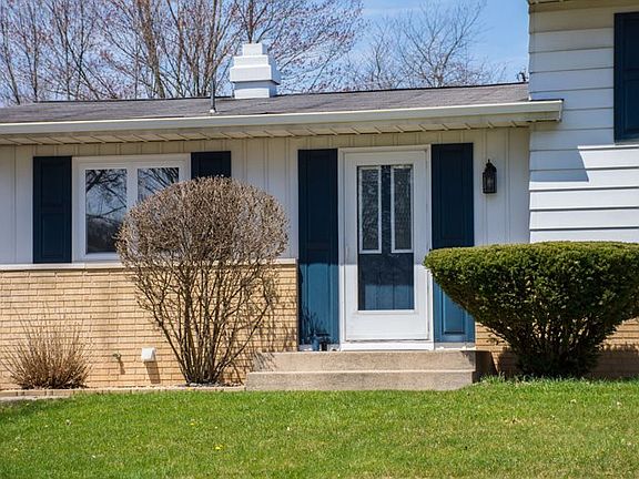 3rd image of 1627 Victoria Dr