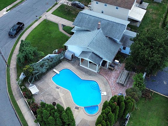 3rd image of 163 Laurie Ln