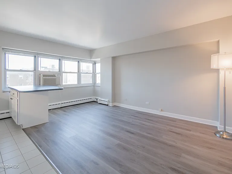 4970 N Marine Dr — Photo 5