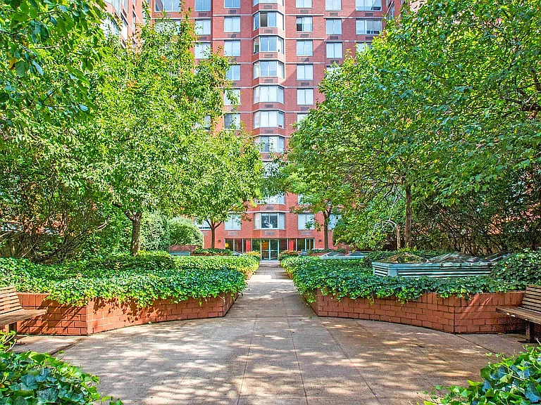 750 Columbus Ave #2F — Photo 44