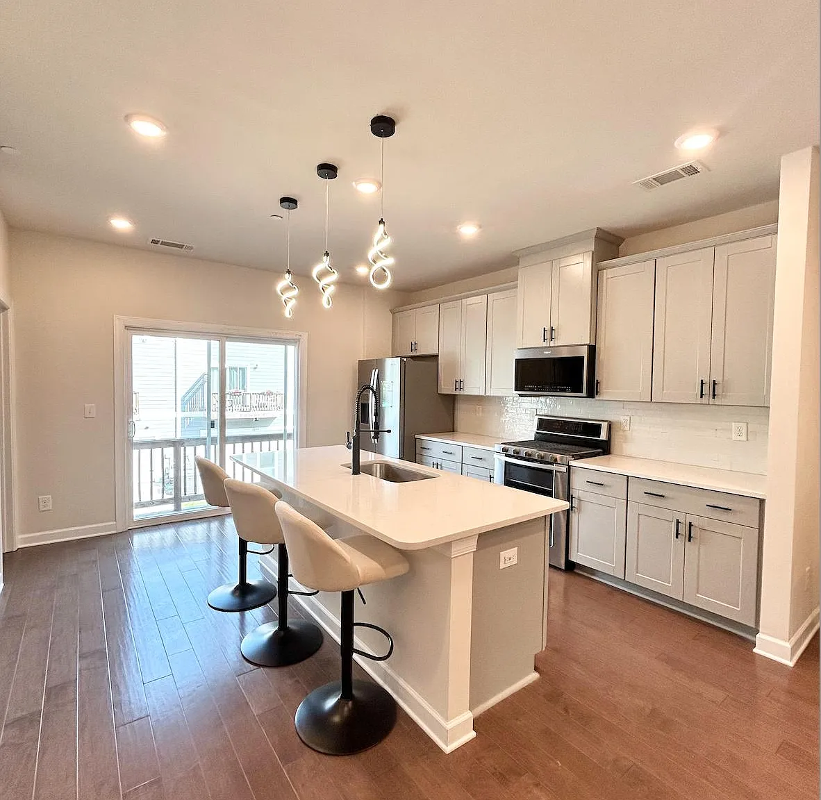 4 bed, 2.5 bath, 3800 sqft, $1,603 — Photo 3