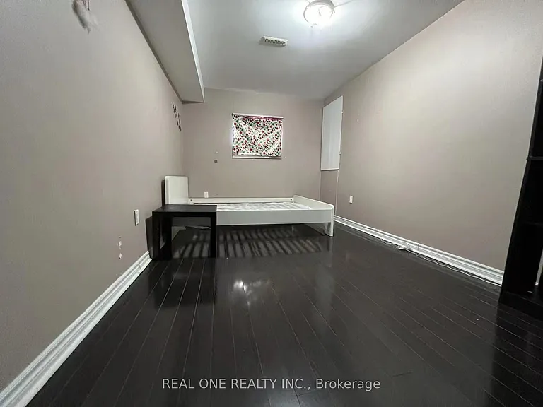 5292 Longhouse Cres — Photo 4