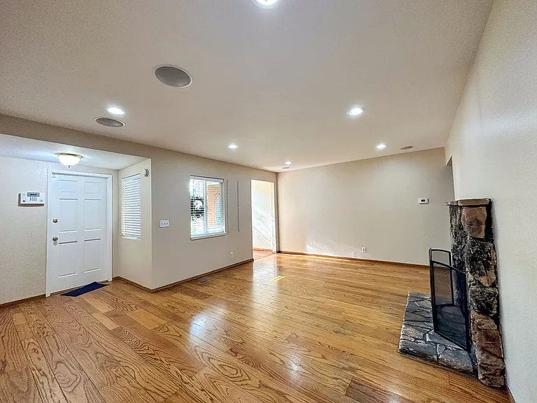 1727 Coralee Dr — Photo 3