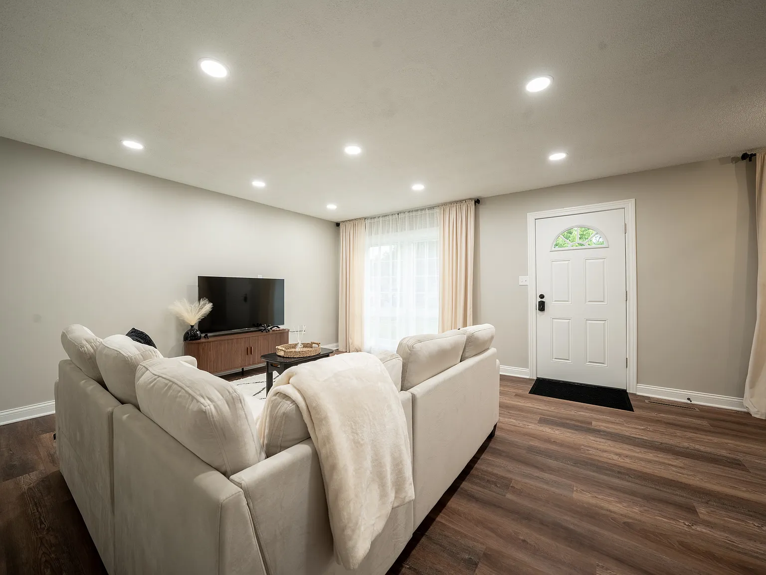 3 bed, 1060 sqft, $6,499 — Photo 4