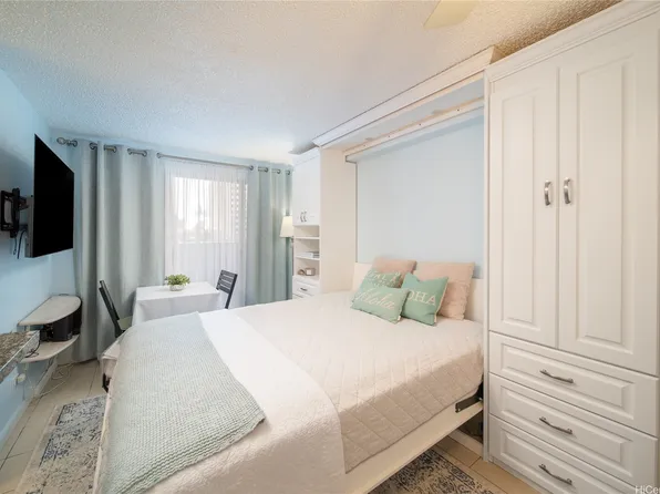 2463 Kuhio Ave APT 504, Honolulu, HI 96815