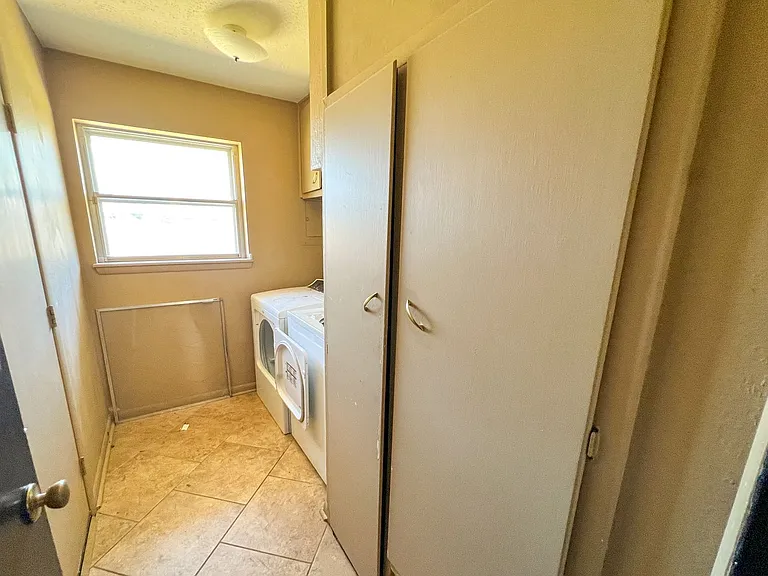 2737 Plymouth Ln — Photo 16