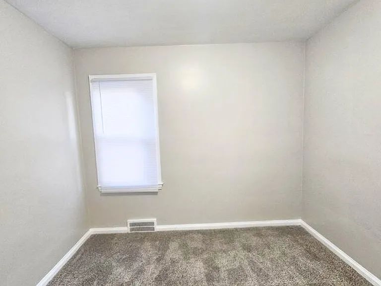 10803 Roxbury St — Photo 7