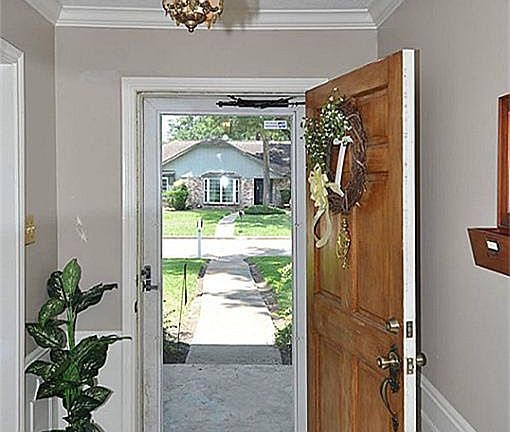 Foyer with great light fixtures upon entry