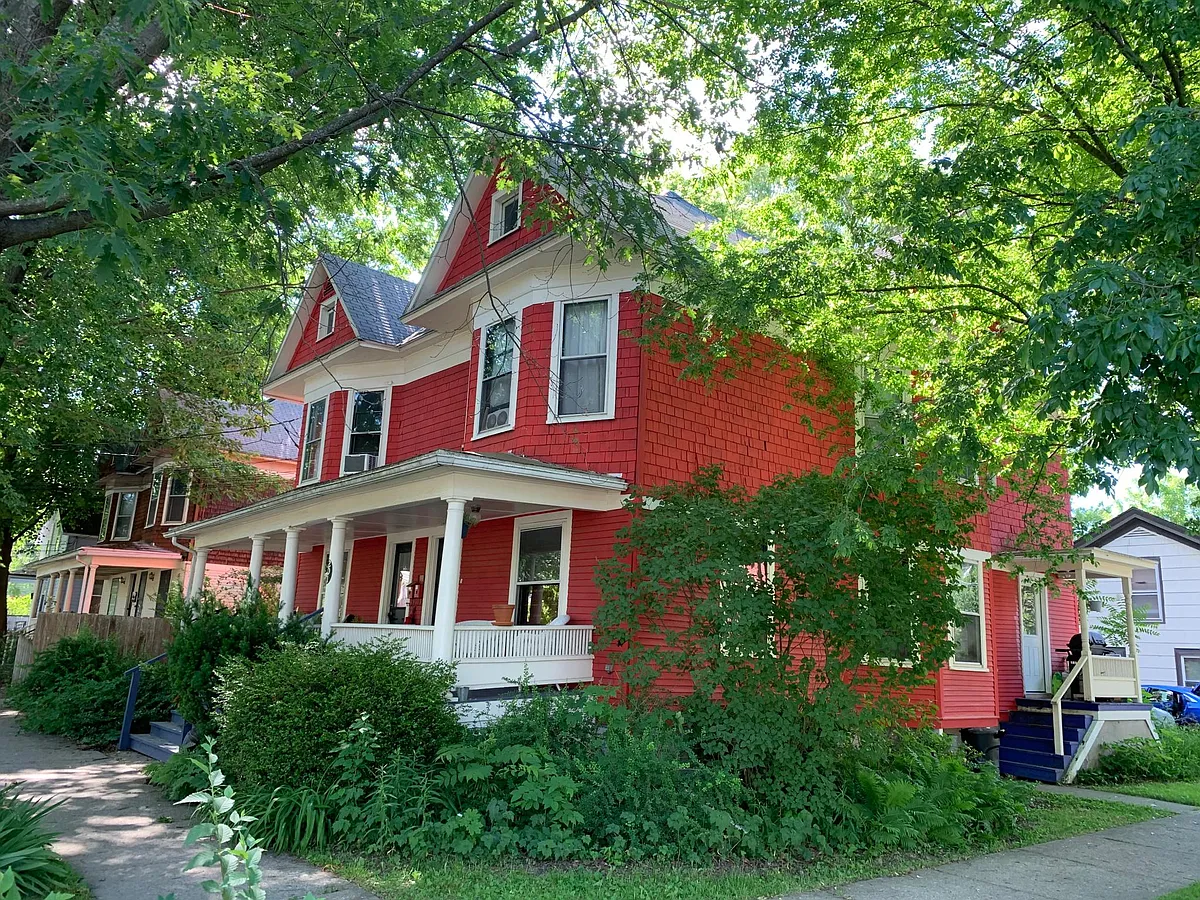 Corner lot - 201 E Jay St