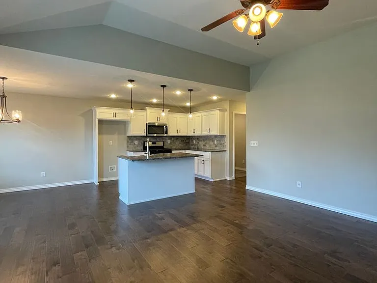 696 N Montego St — Photo 3