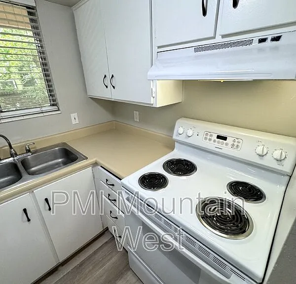 528 S 1100 E #6 — Photo 6