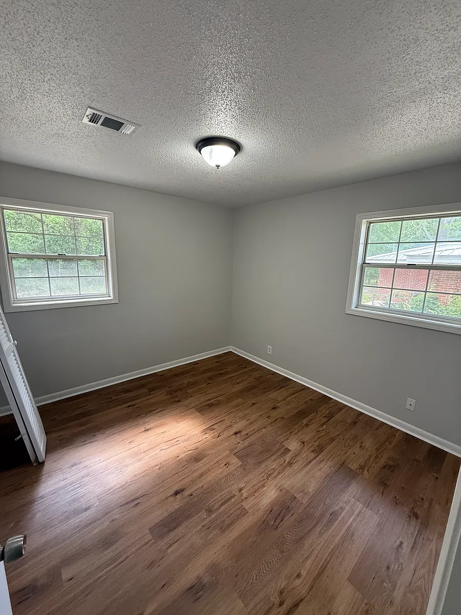 Building Photo - 712 Langley Dr #1