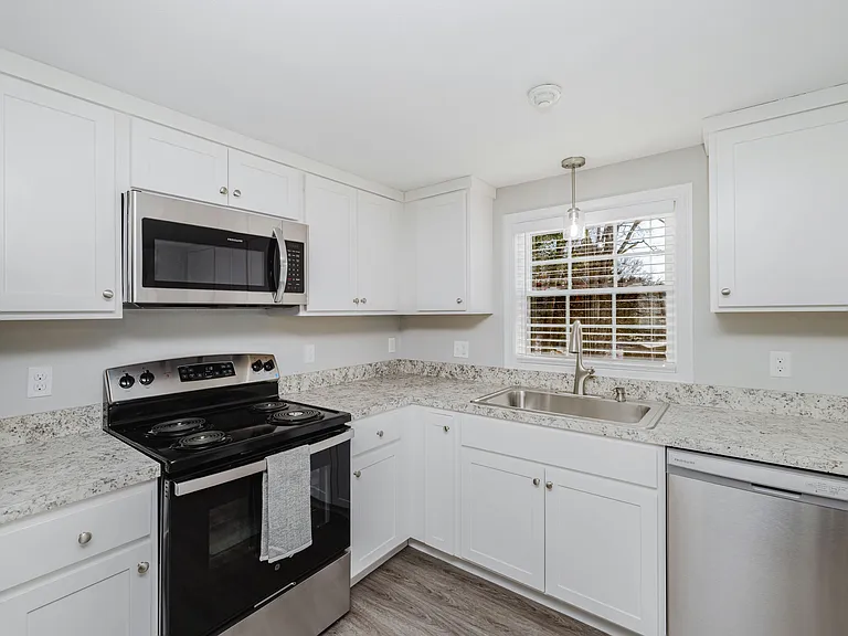 500 Victory Hwy #15 — Photo 1
