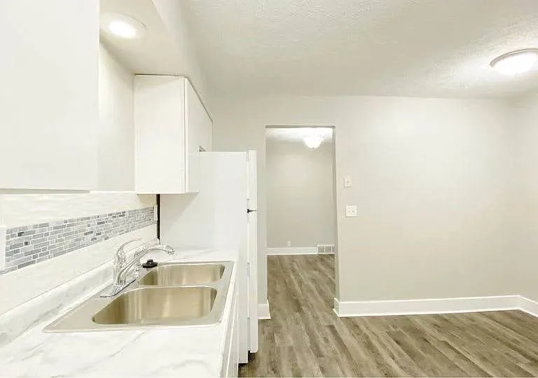 Fontainebleau Apartments — Photo 3