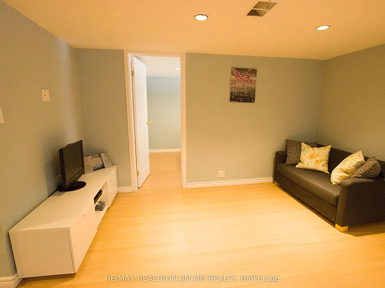 192 Maxome Ave — Photo 3
