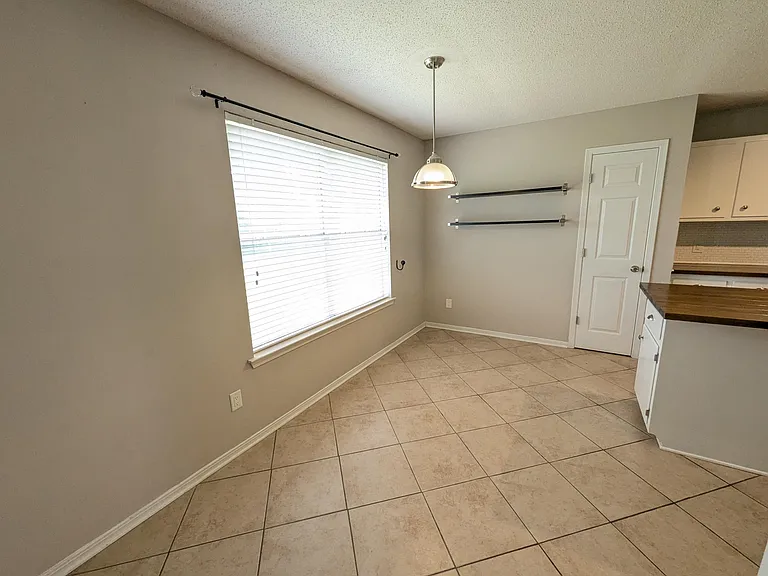 9516 Brentwood Blvd — Photo 6