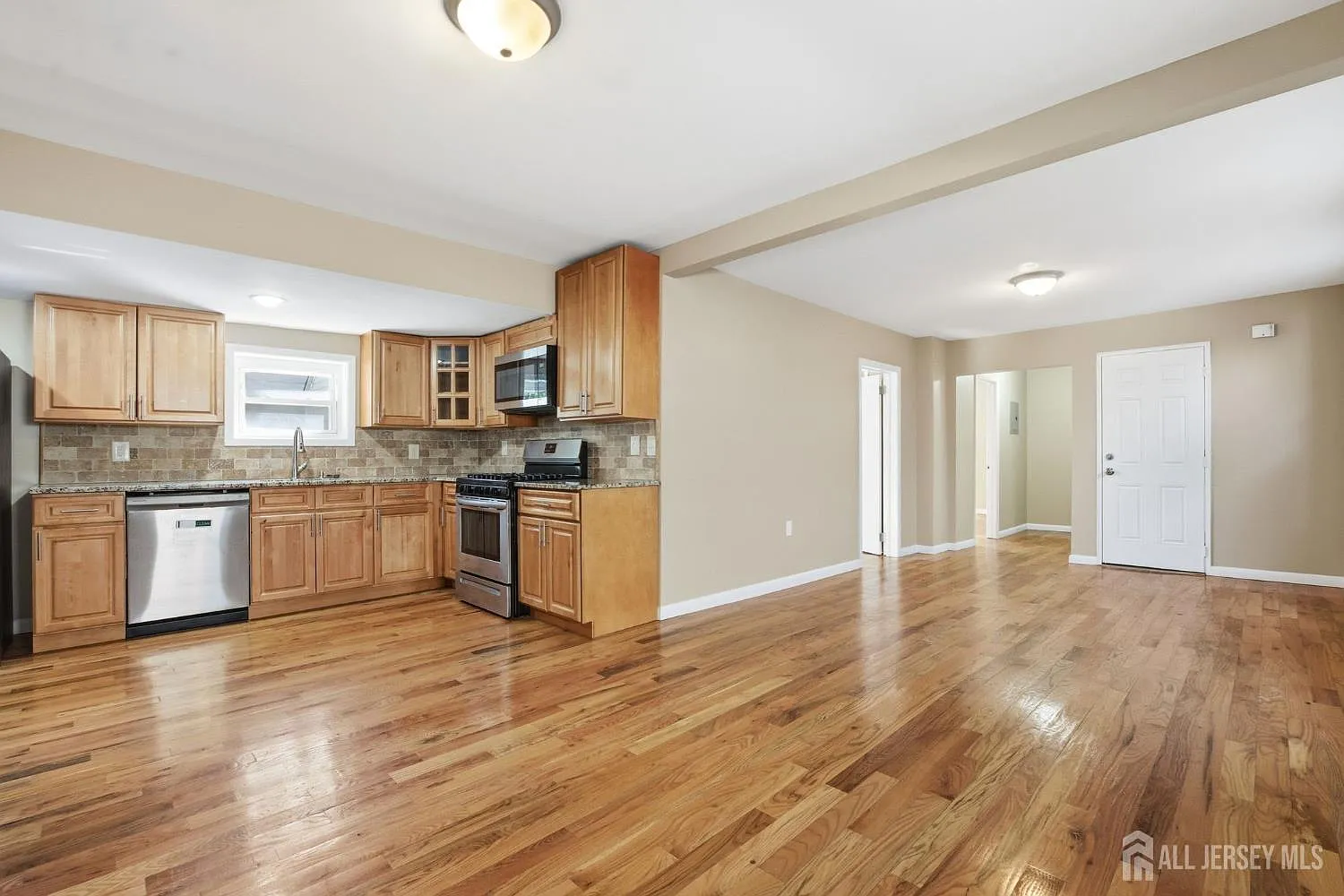 3 bed, 1.0 bath, $3,200 — Photo 4