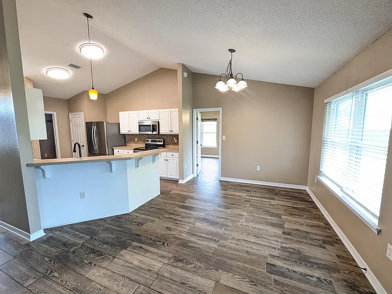 2409 Juneau Ln — Photo 4