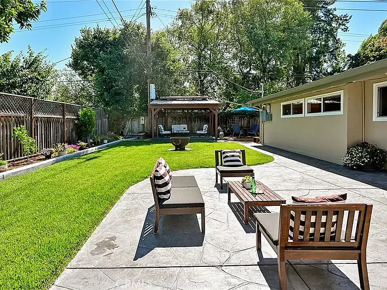 1229 Manzano Way — Photo 15