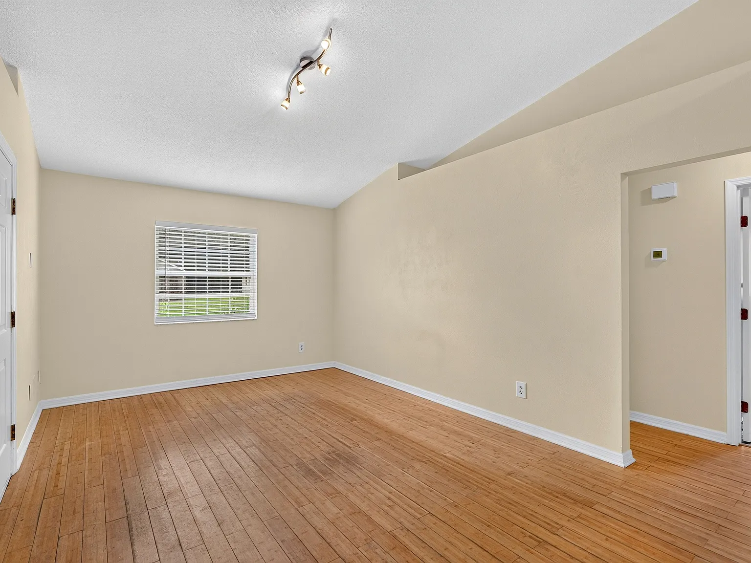 2 bed, 1100 sqft, $1,850 — Photo 4