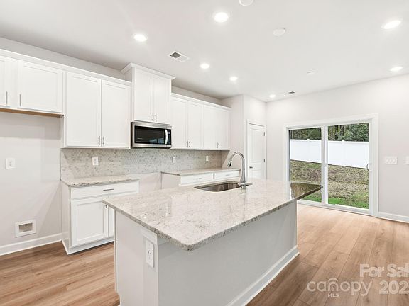 4th image of 1421 Wildflower St