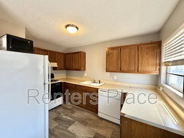 1436 E 38th St #B — Photo 6