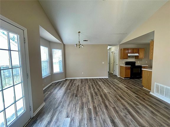 5th image of 2381 Springbrook Ave