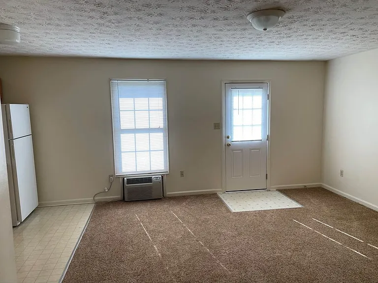 201 Aqueduct Dr — Photo 2
